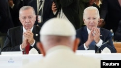 Erdoğan ve Biden G7 zirvesinde yan yana oturdular. 