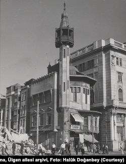 Karaköy Mescidi, fevkani yani çarşı-cami tipinde bir ibadethaneydi. Batıya bakan çokken planlı cephesinin giriş ve ikinci katı dükkân yeriydi. Mescit üçüncü kattaydı. (Kaynak: Salt Araştırma, Ülgen ailesi arşivi, Foto: Halûk Doğanbey)